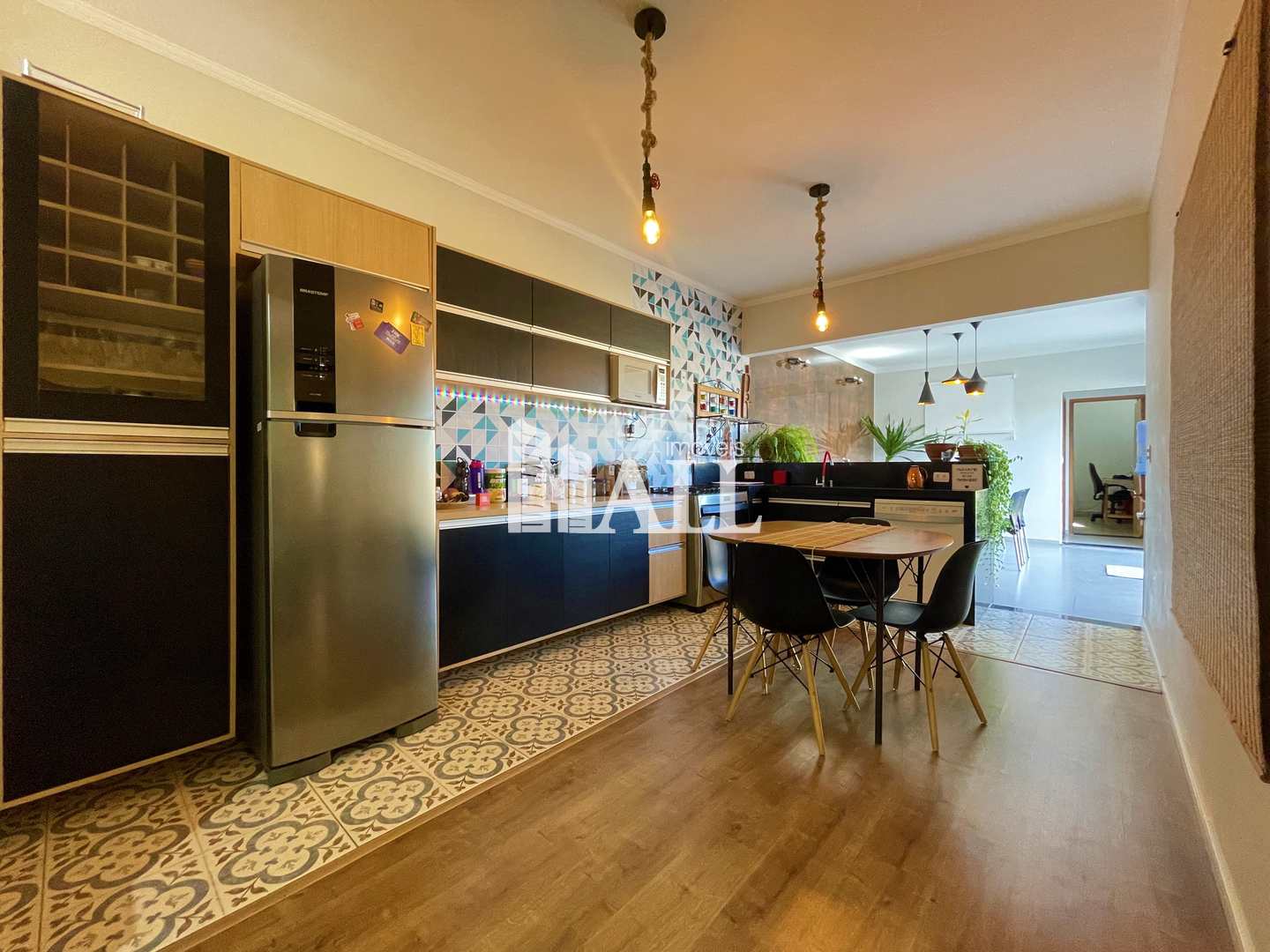 Casa à venda com 4 quartos, 220m² - Foto 1