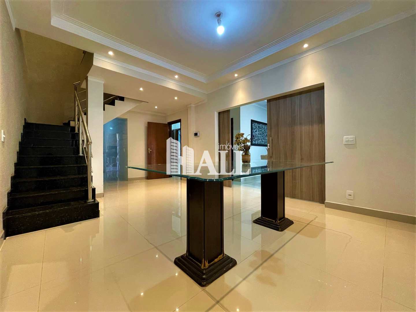 Casa à venda com 5 quartos, 240m² - Foto 1