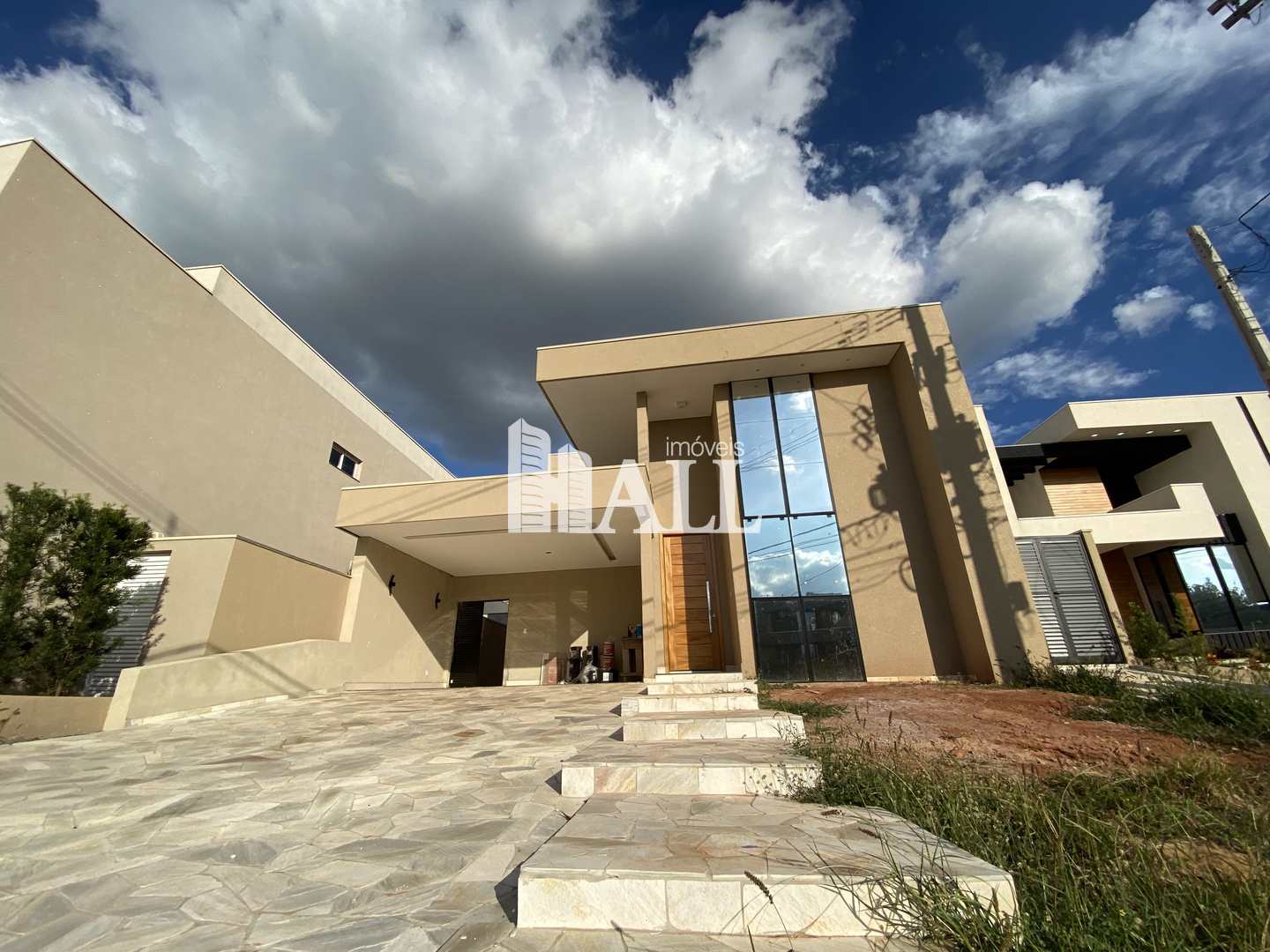 Casa de Condomínio à venda com 3 quartos, 240m² - Foto 1