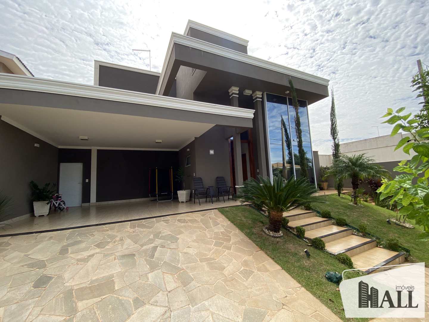 Casa de Condomínio à venda com 3 quartos, 250m² - Foto 1