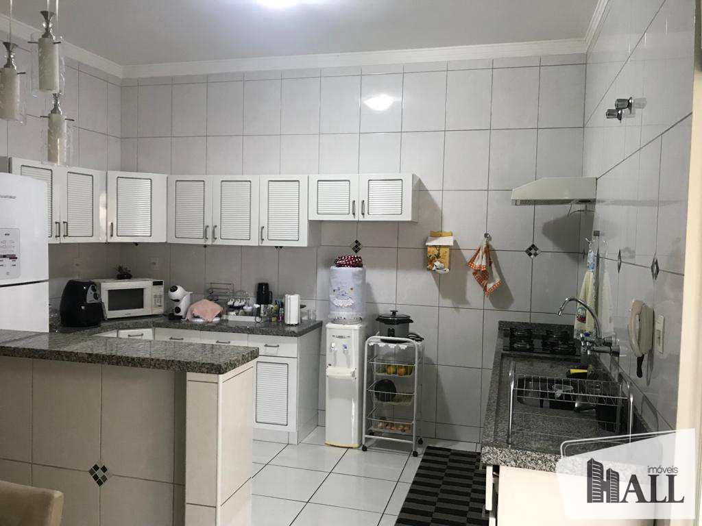 Casa à venda com 3 quartos, 208m² - Foto 4