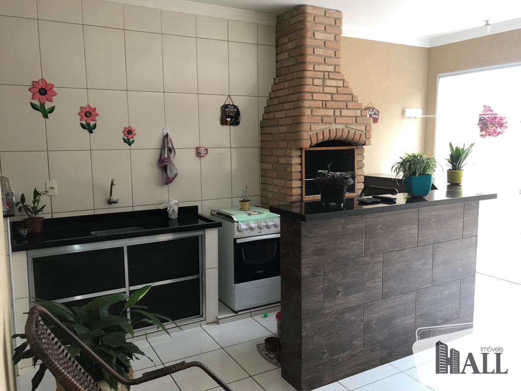 Casa à venda com 3 quartos, 208m² - Foto 1