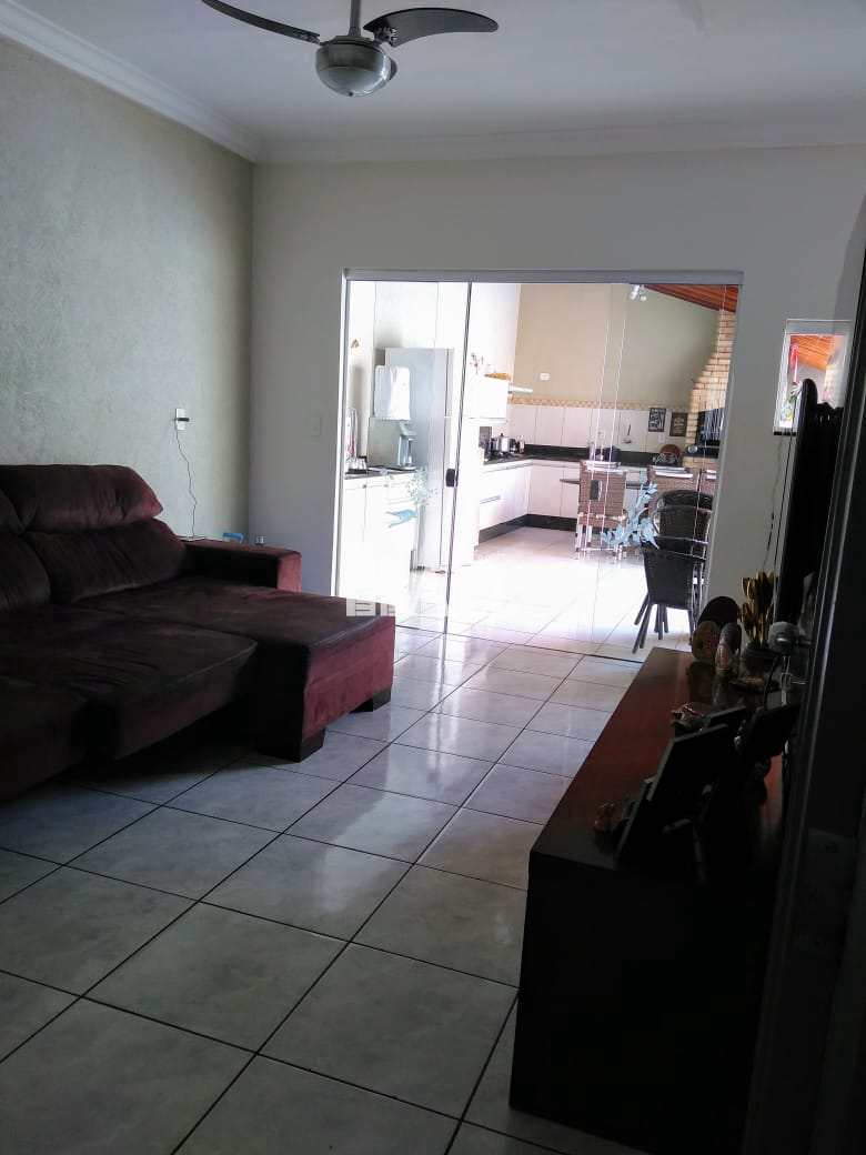 Casa à venda com 3 quartos, 200m² - Foto 1