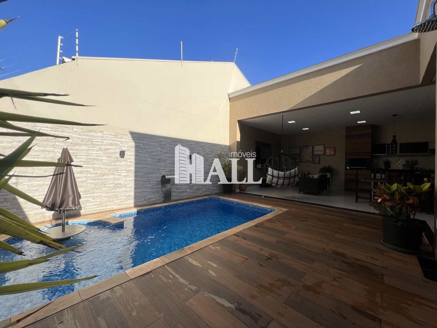 Casa à venda com 3 quartos, 250m² - Foto 1