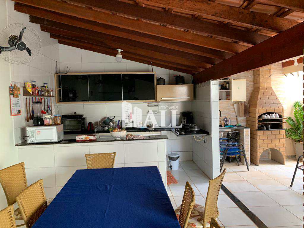 Casa à venda com 3 quartos, 158m² - Foto 1