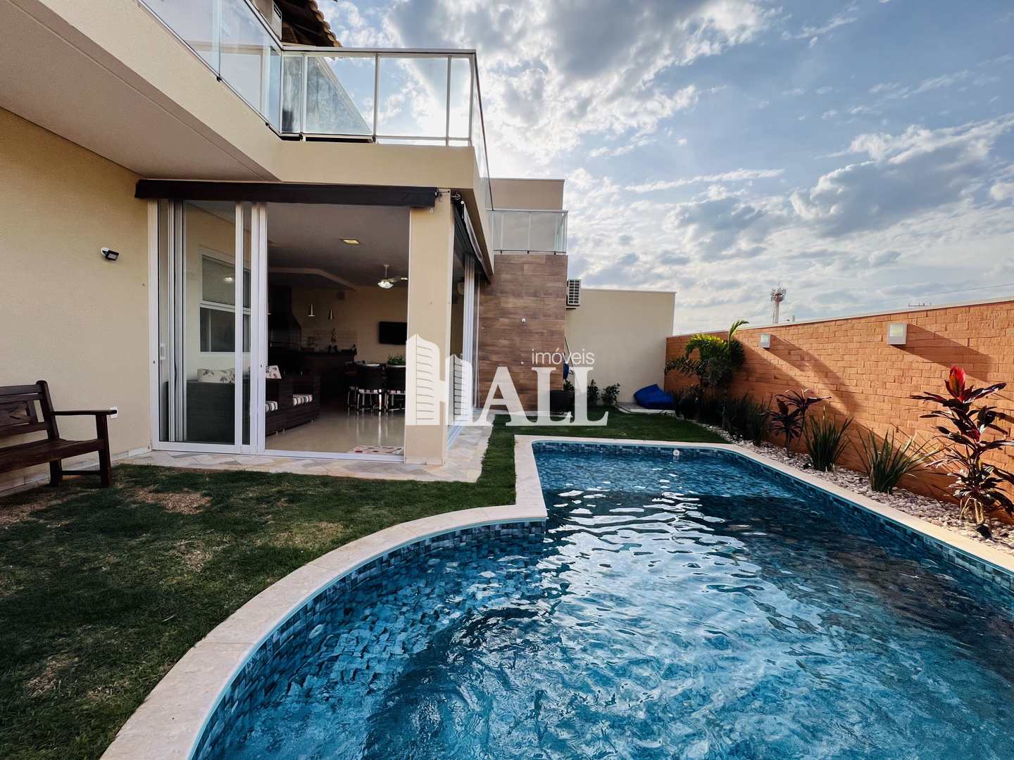 Casa de Condomínio à venda com 3 quartos, 370m² - Foto 1