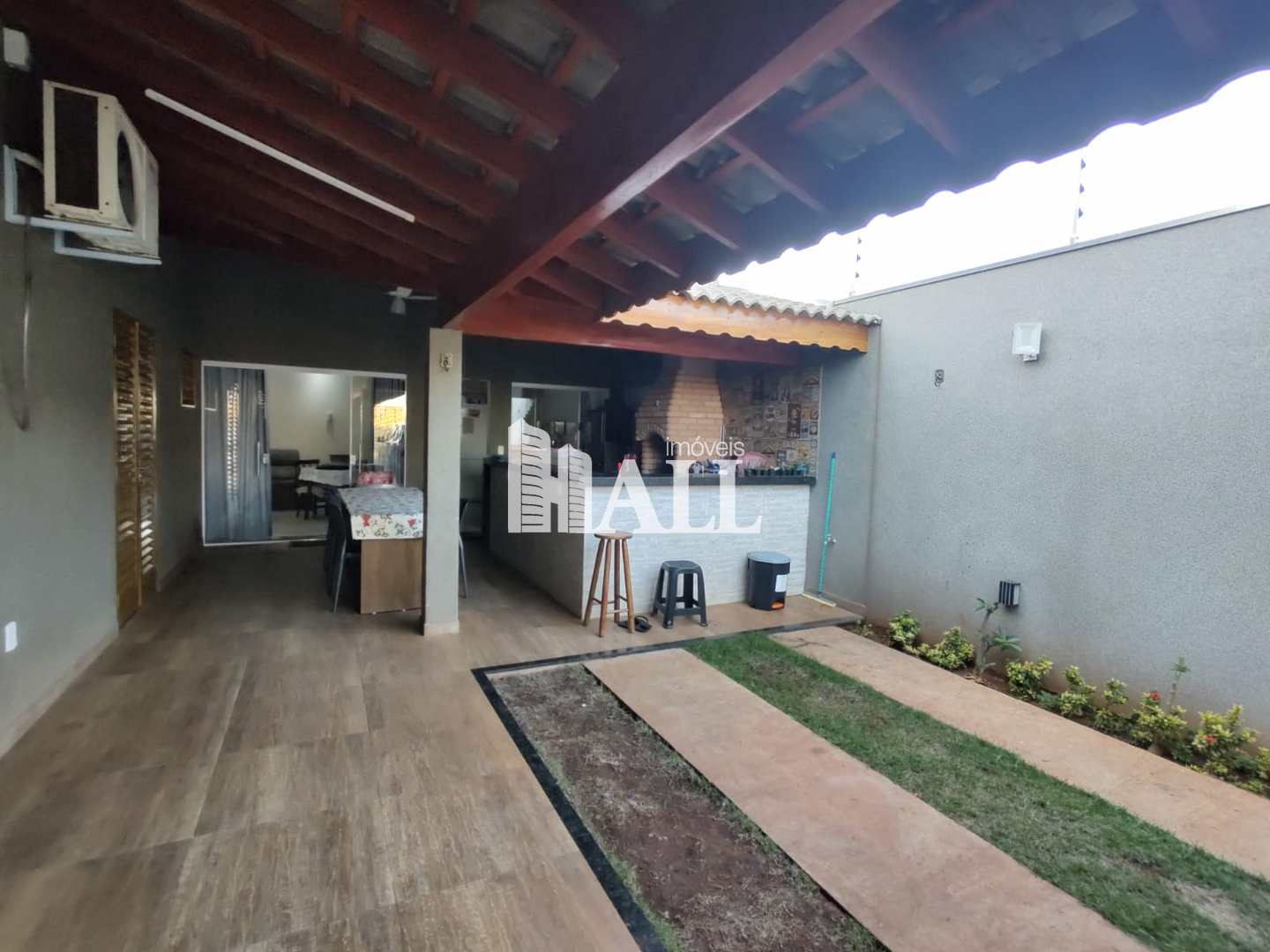 Casa à venda com 2 quartos, 105m² - Foto 1