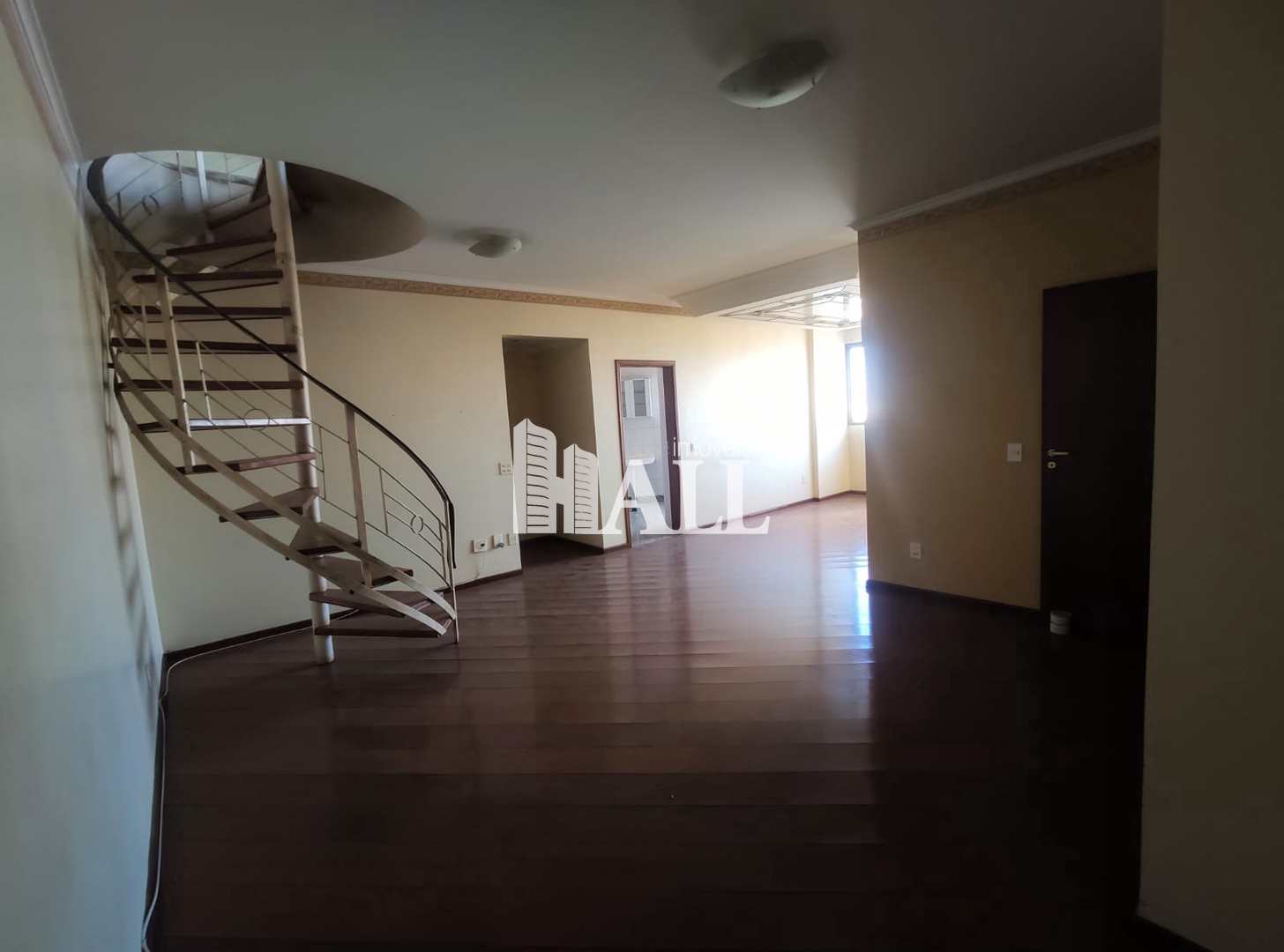 Apartamento à venda com 4 quartos, 210m² - Foto 1