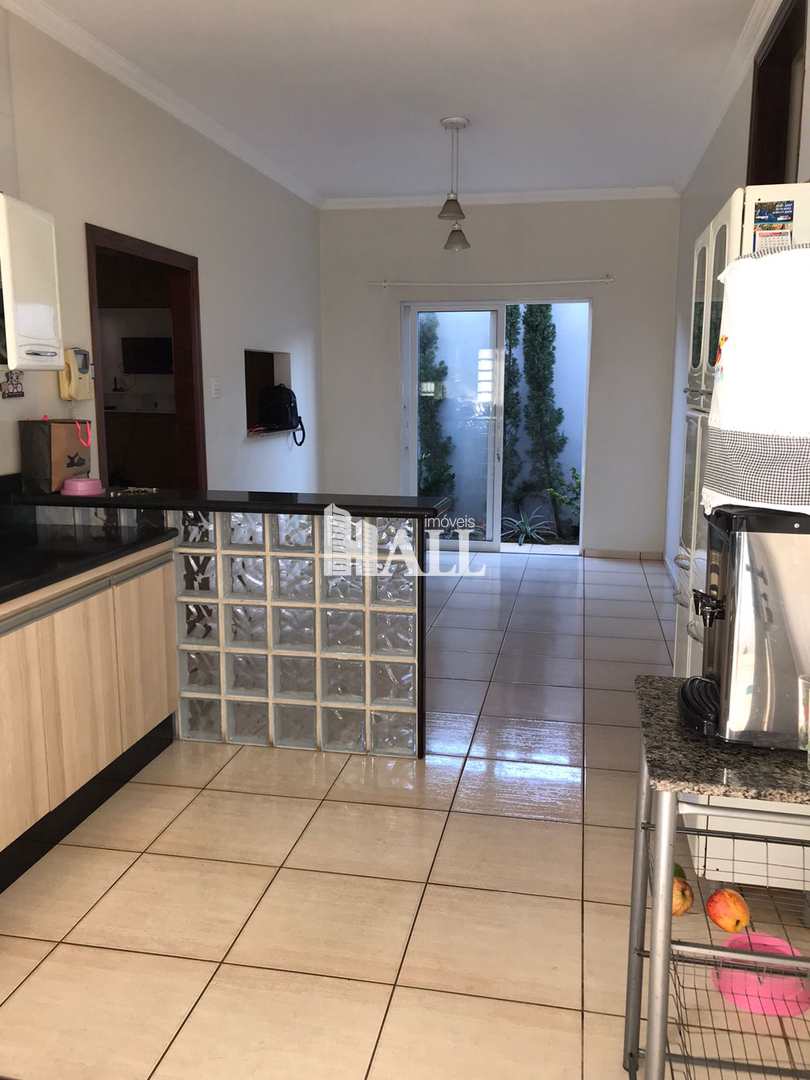 Casa à venda com 3 quartos, 160m² - Foto 1