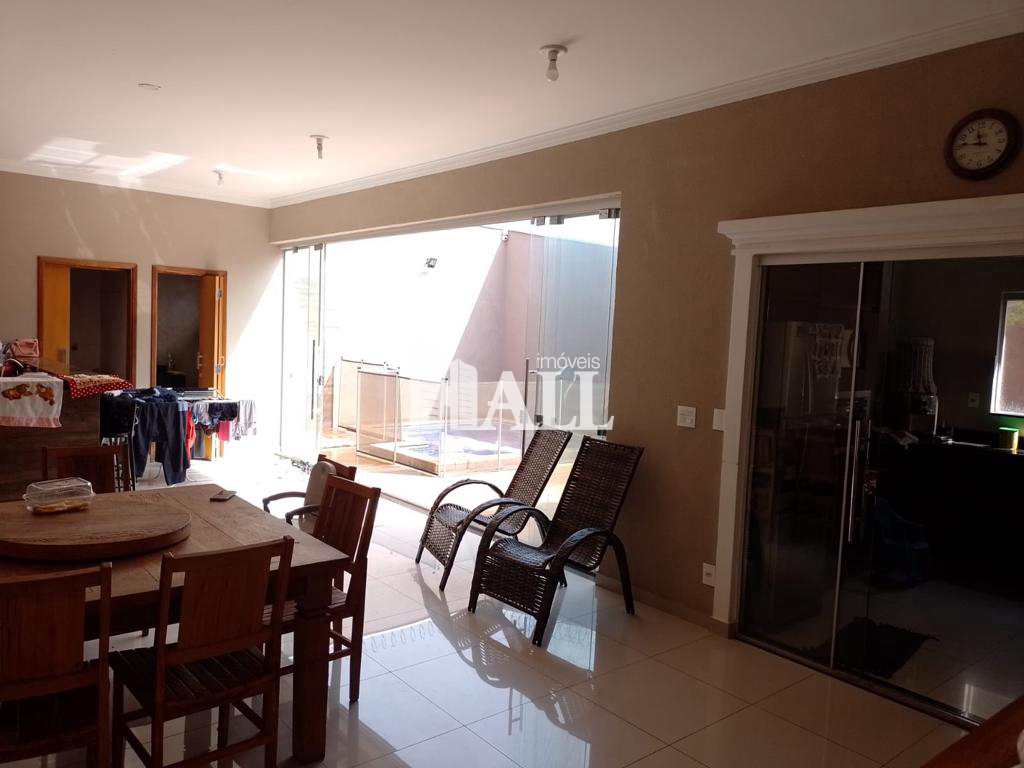 Casa à venda com 2 quartos, 140m² - Foto 1