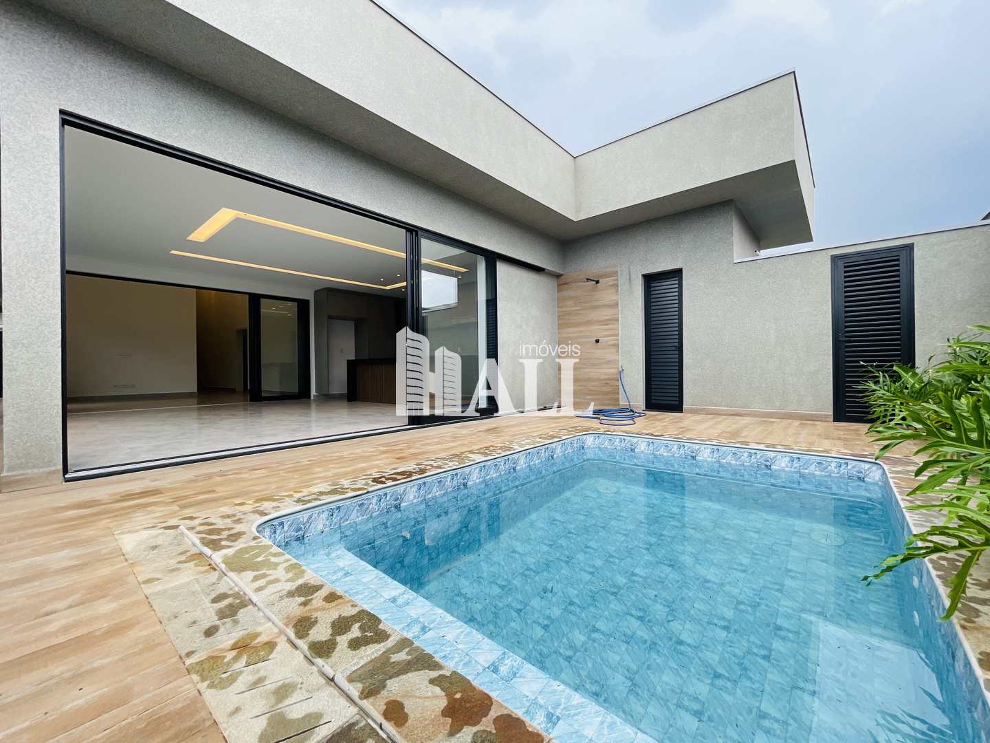 Casa de Condomínio à venda com 3 quartos, 240m² - Foto 1