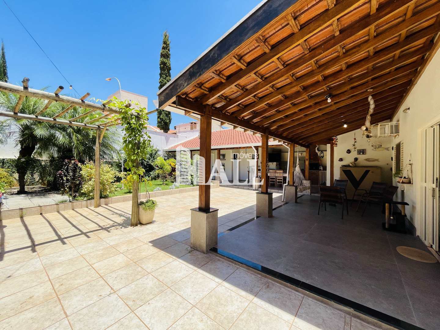 Casa à venda com 3 quartos, 220m² - Foto 1