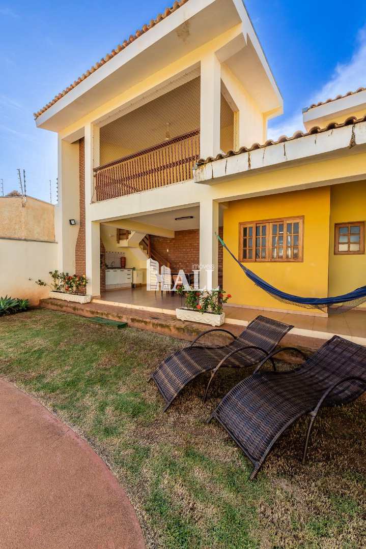 Casa à venda com 4 quartos, 200m² - Foto 1