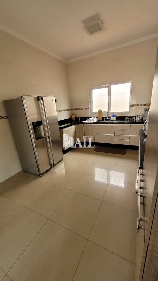 Casa à venda com 3 quartos, 244m² - Foto 4