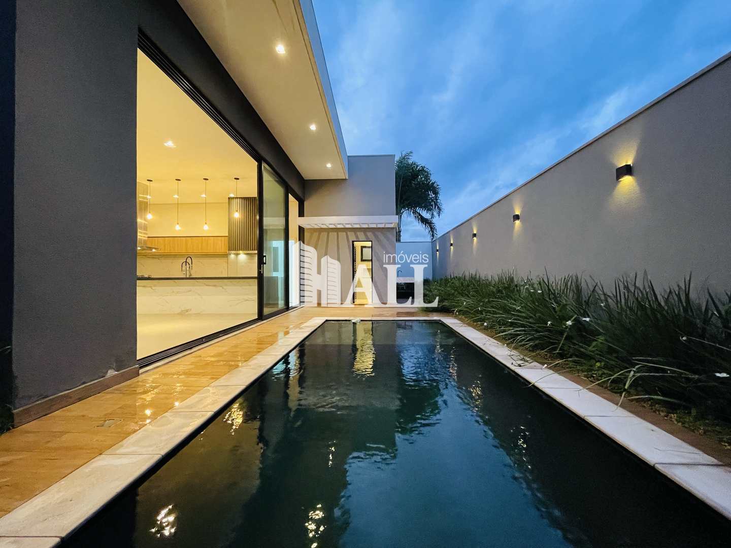 Casa de Condomínio à venda com 3 quartos, 249m² - Foto 1