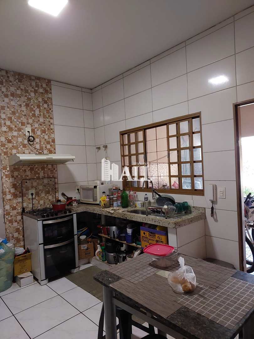 Casa à venda com 3 quartos, 100m² - Foto 1