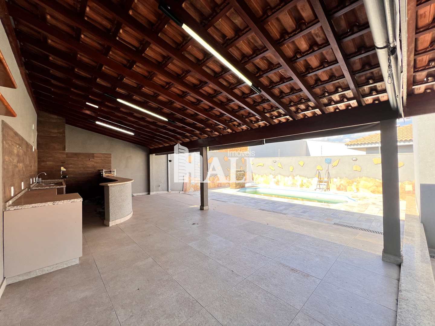 Casa à venda com 4 quartos, 220m² - Foto 2