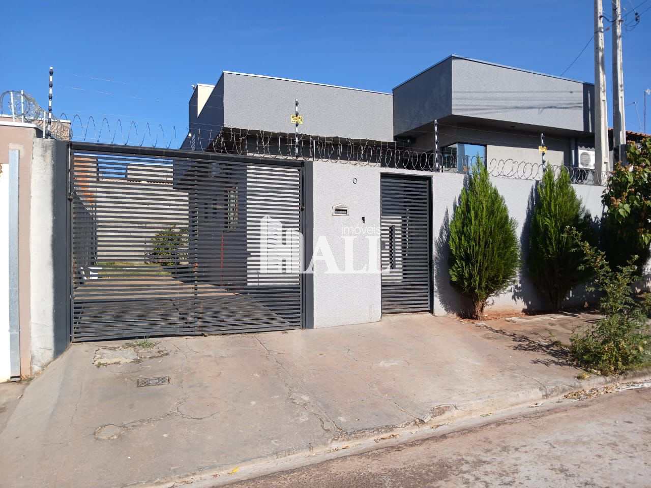 Casa à venda com 2 quartos, 75m² - Foto 1