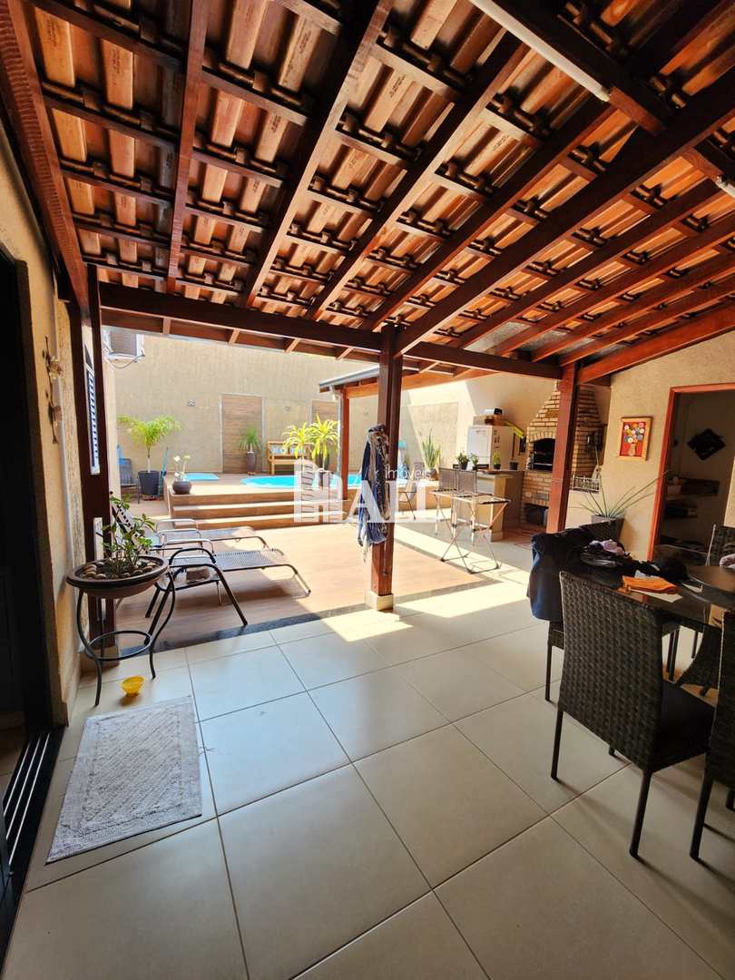 Casa à venda com 3 quartos, 235m² - Foto 2