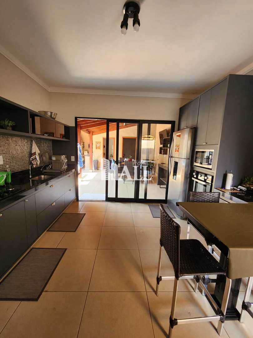 Casa à venda com 3 quartos, 235m² - Foto 3