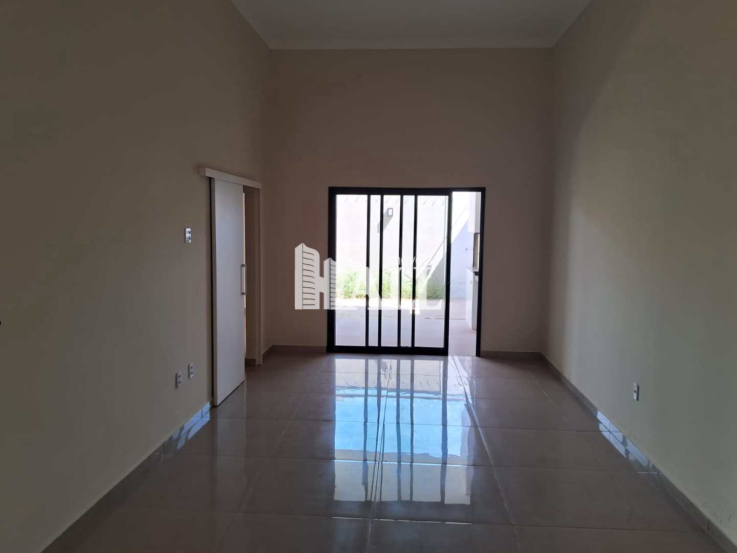 Casa à venda com 2 quartos, 200m² - Foto 1