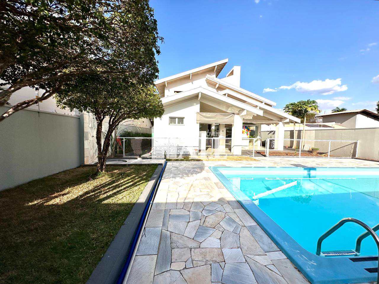 Casa à venda com 4 quartos, 380m² - Foto 1