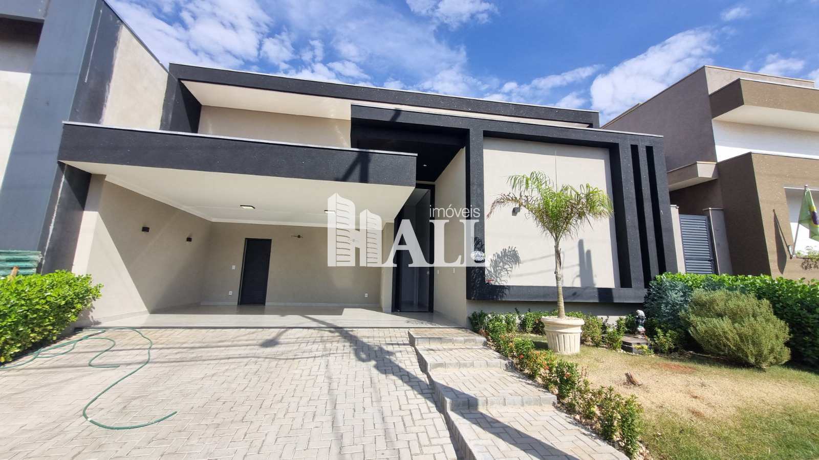 Casa de Condomínio à venda com 3 quartos, 216m² - Foto 2