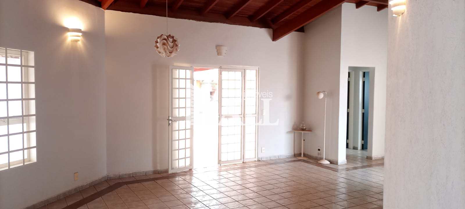 Casa à venda com 3 quartos, 245m² - Foto 1