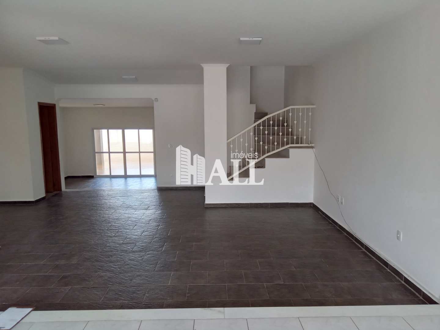 Sobrado à venda com 4 quartos, 380m² - Foto 1