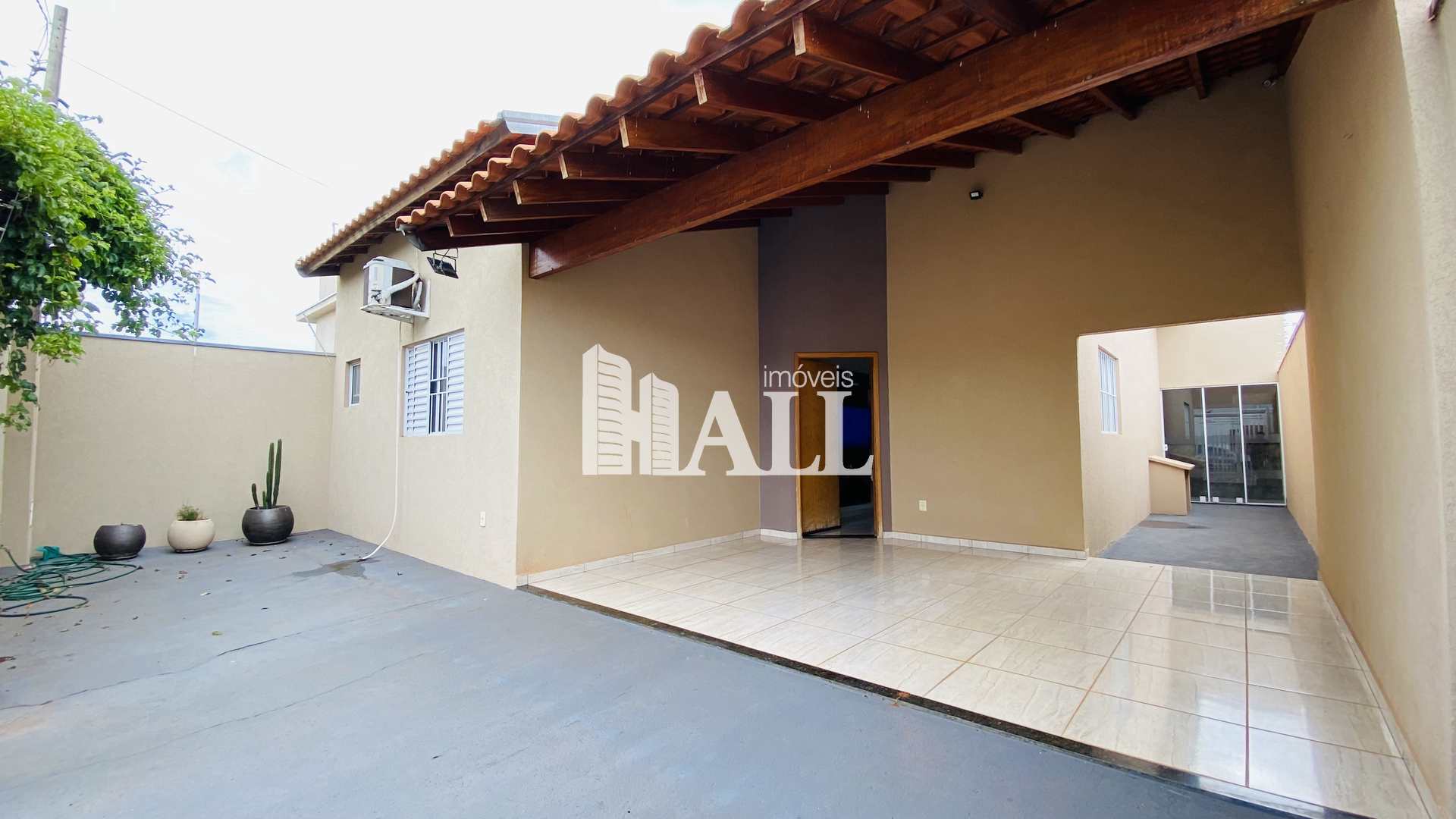 Casa à venda com 2 quartos, 105m² - Foto 1