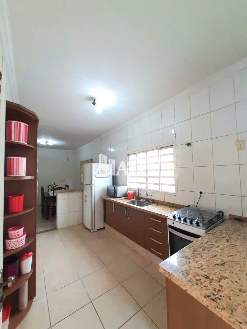 Casa à venda com 4 quartos, 250m² - Foto 1