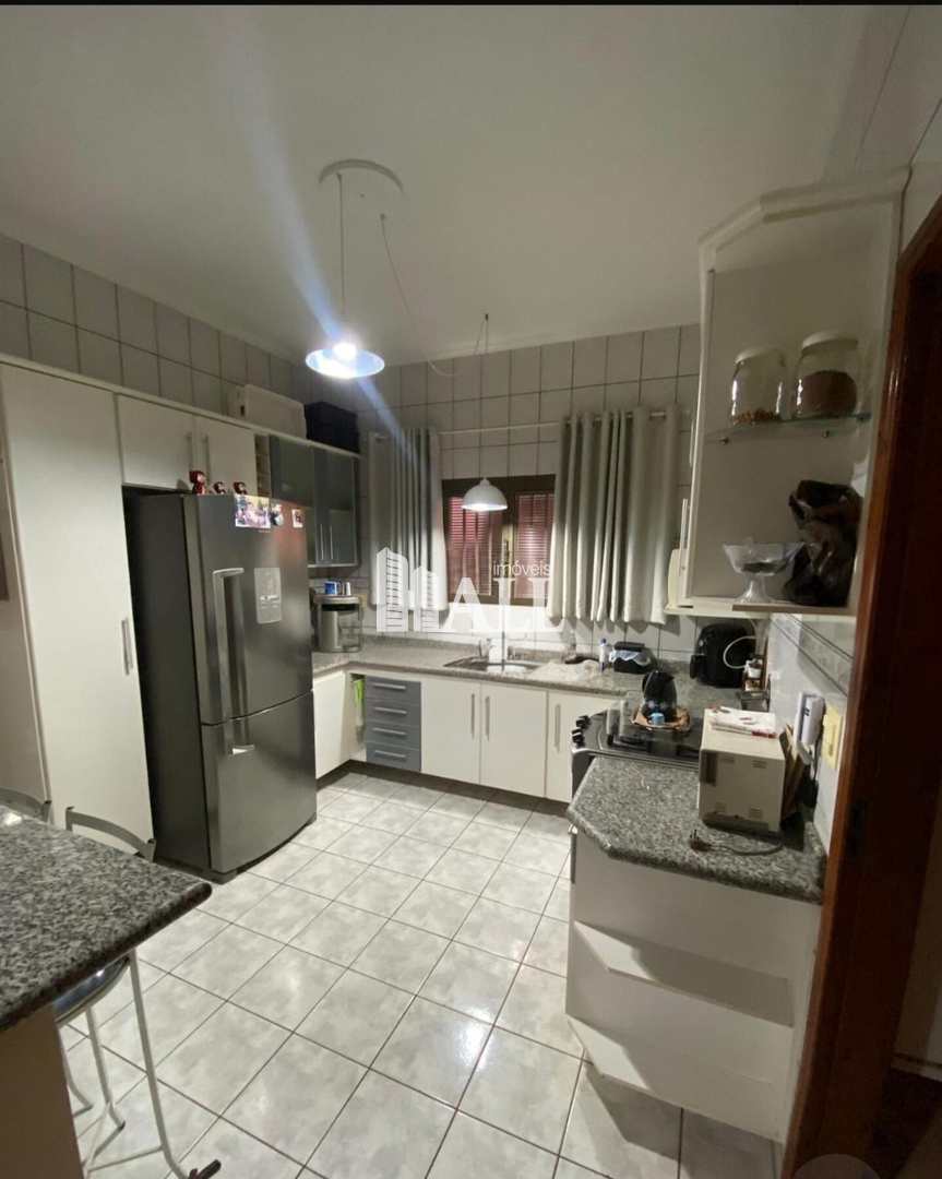 Casa à venda com 3 quartos, 132m² - Foto 2