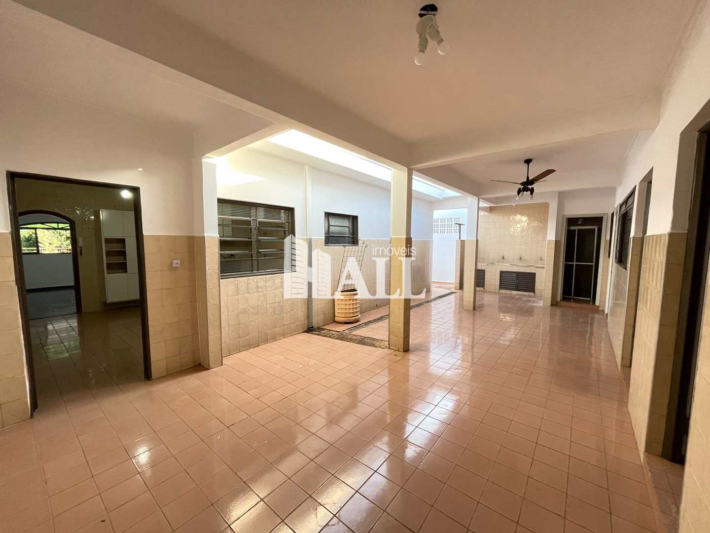 Casa à venda com 3 quartos, 210m² - Foto 1