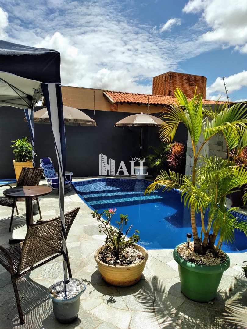 Casa à venda com 3 quartos, 220m² - Foto 1