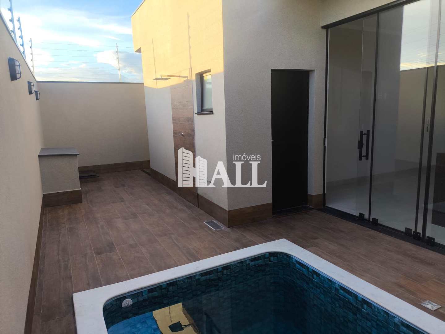 Casa à venda com 3 quartos, 126m² - Foto 1