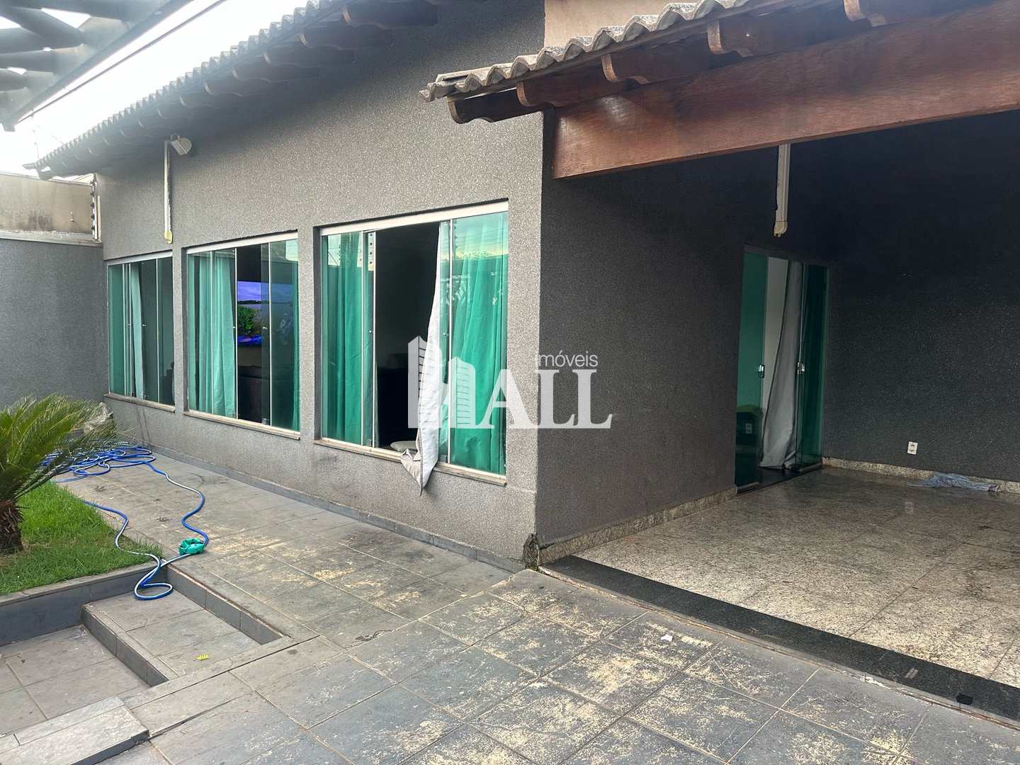Casa com 3 quartos à venda, 240m² — foto 1 de 18