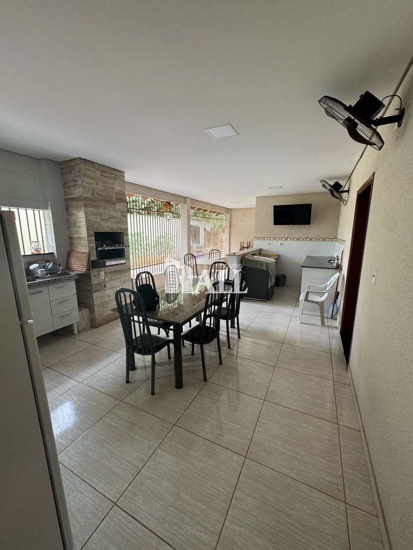 Casa à venda com 3 quartos, 210m² - Foto 1