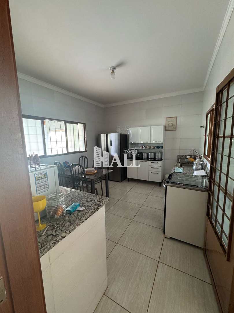 Casa à venda com 3 quartos, 210m² - Foto 2