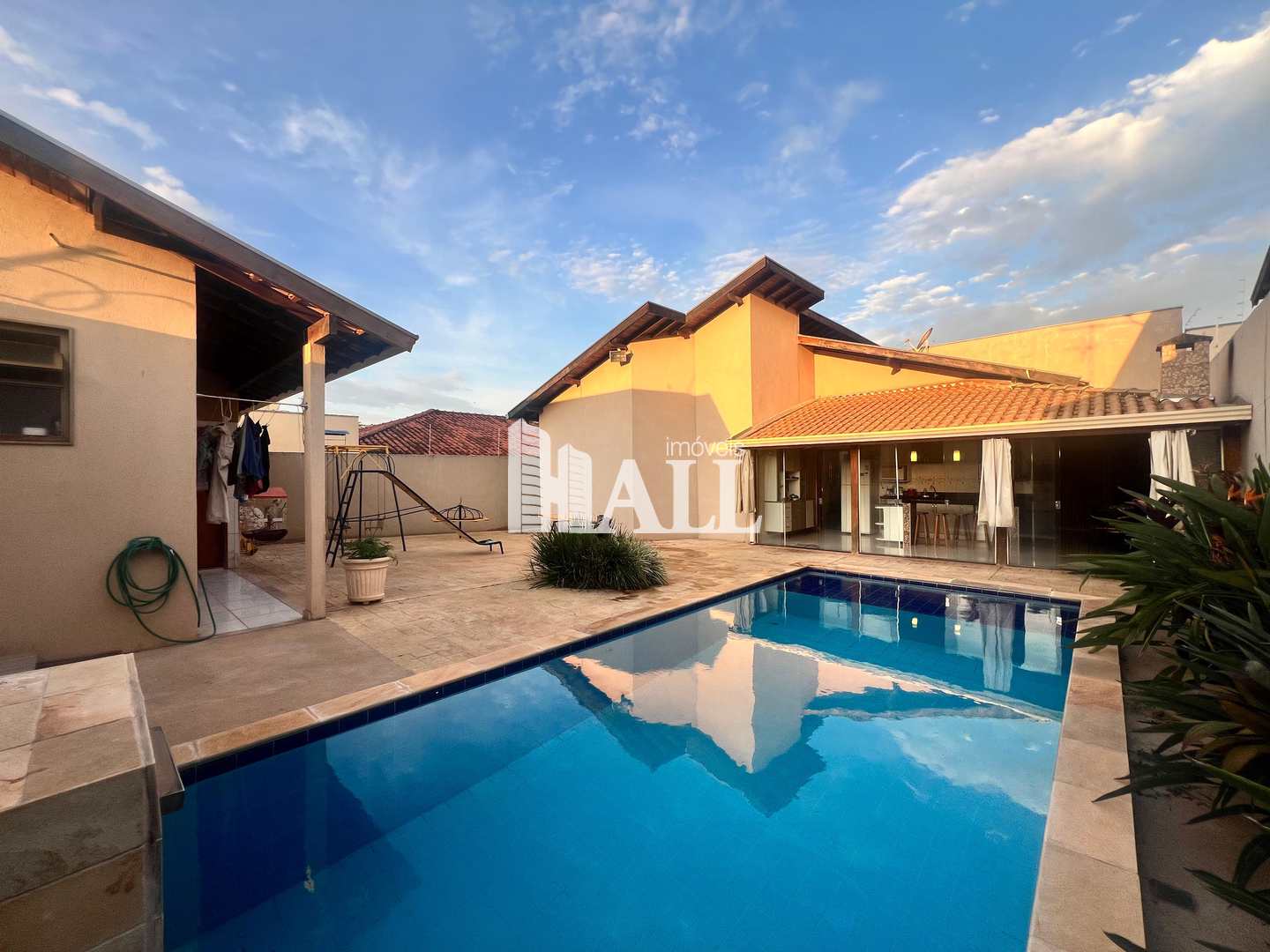 Casa à venda com 2 quartos, 200m² - Foto 2