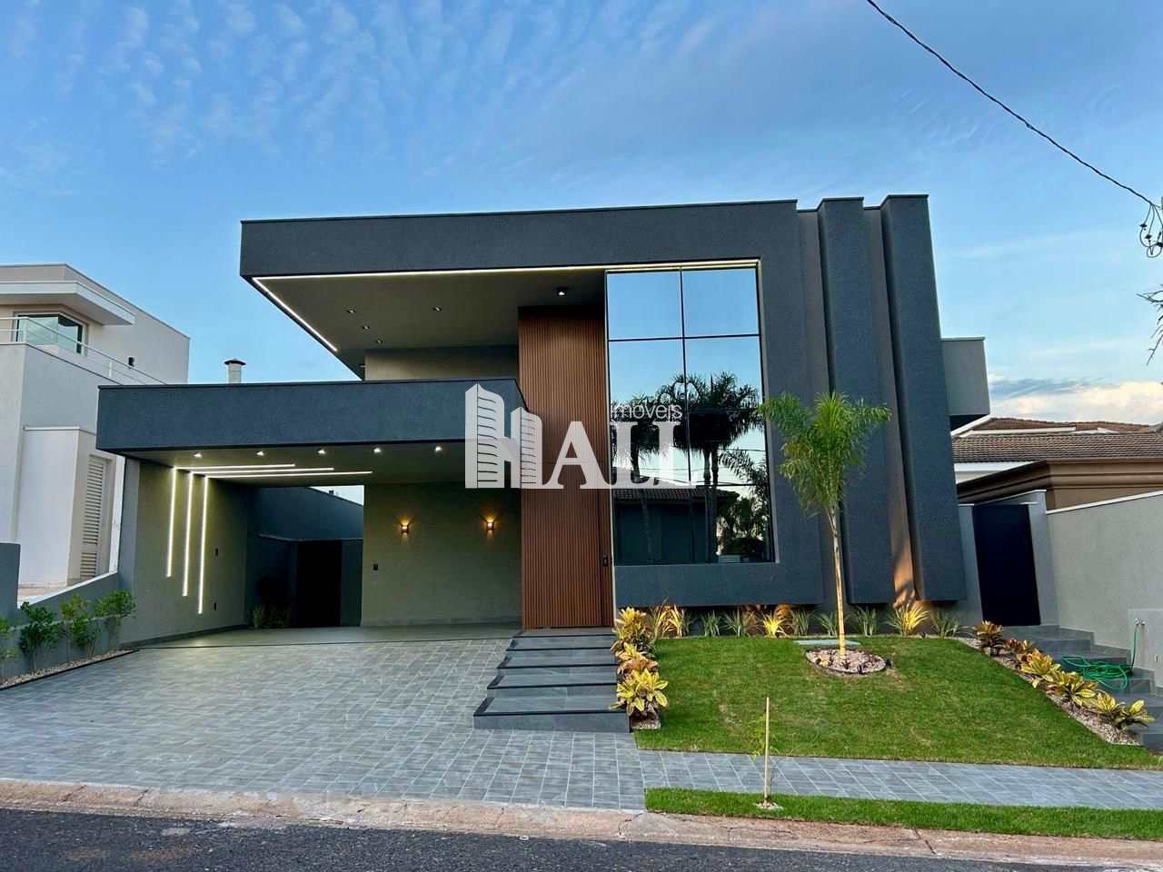 Casa de Condomínio à venda com 4 quartos, 241m² - Foto 1