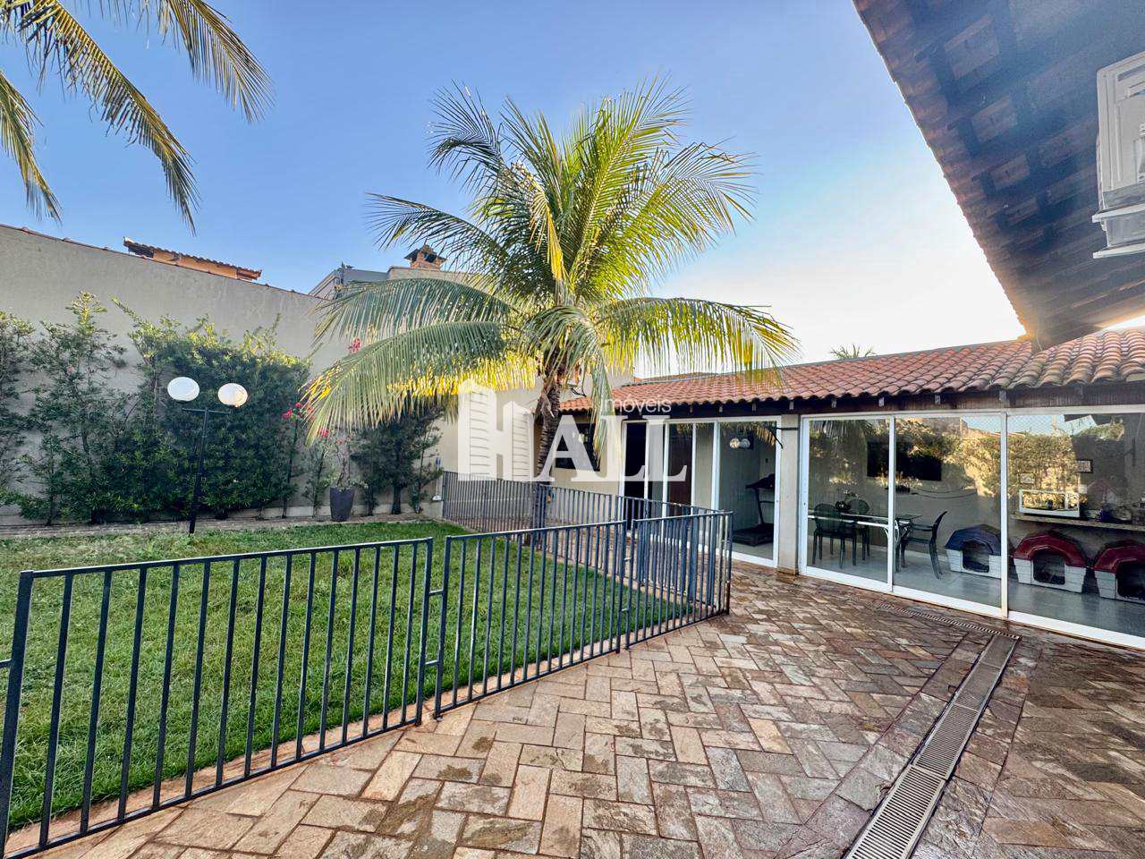 Casa à venda com 3 quartos, 195m² - Foto 1