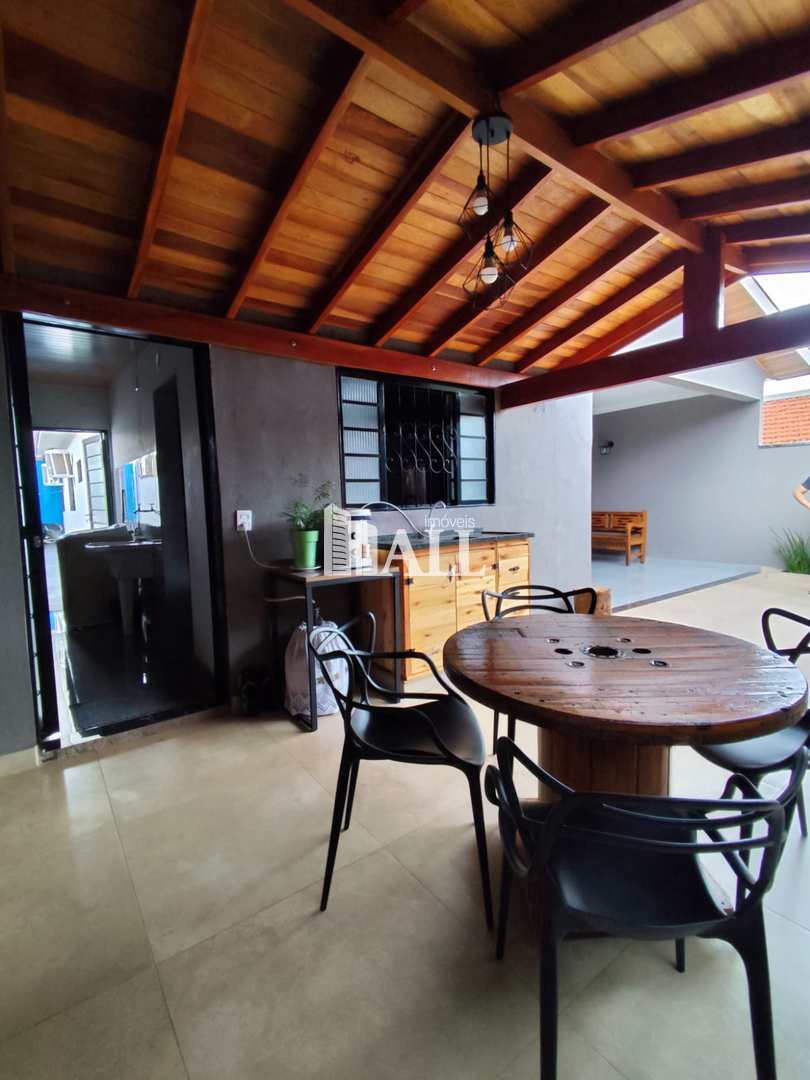 Casa à venda com 3 quartos, 210m² - Foto 1