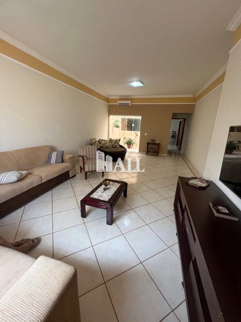 Casa à venda com 3 quartos, 228m² - Foto 1