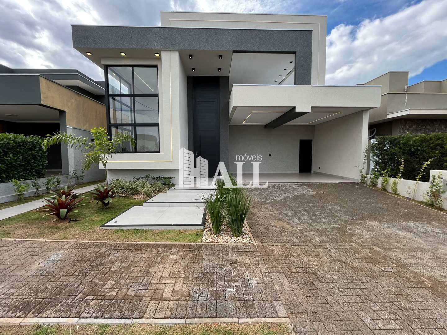 Casa com 3 quartos à venda, 235m² — foto 1 de 25