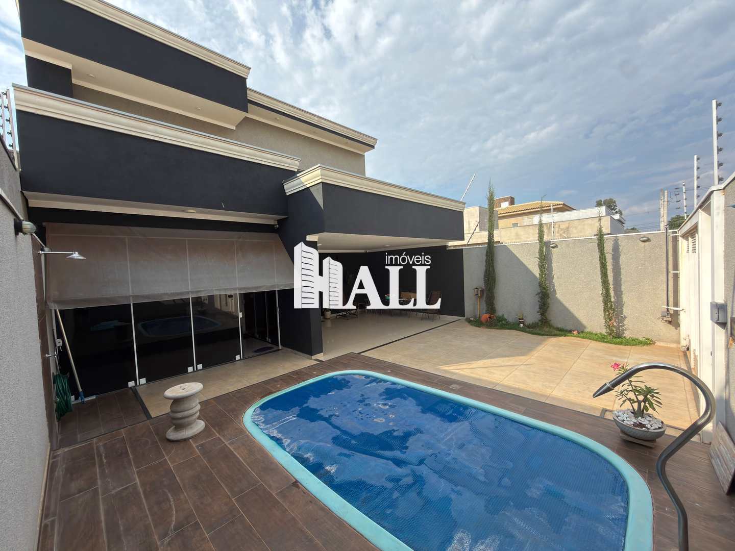 Casa com 3 quartos à venda, 200m² — foto 1 de 25