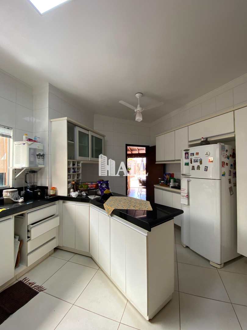 Casa com 3 quartos à venda, 240m² — foto 8 de 29