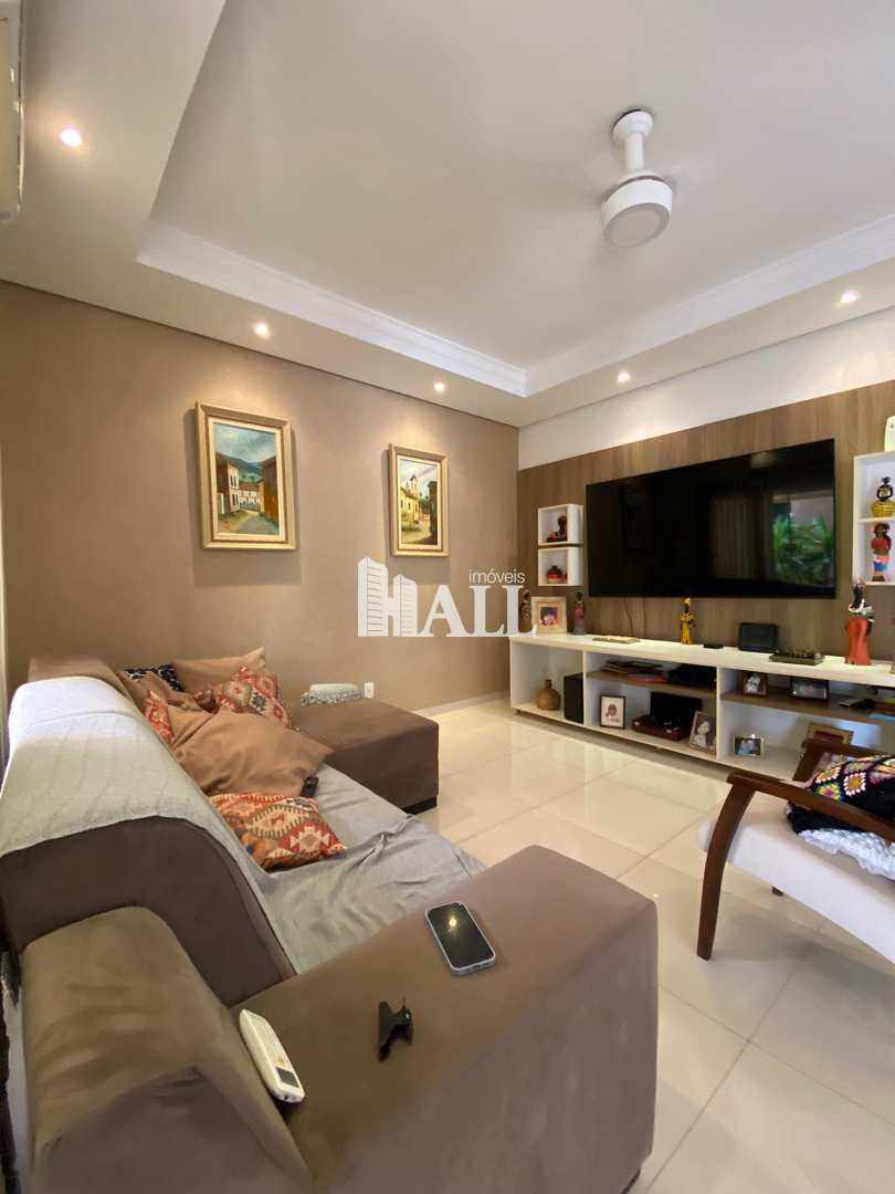 Casa com 3 quartos à venda, 240m² — foto 2 de 29