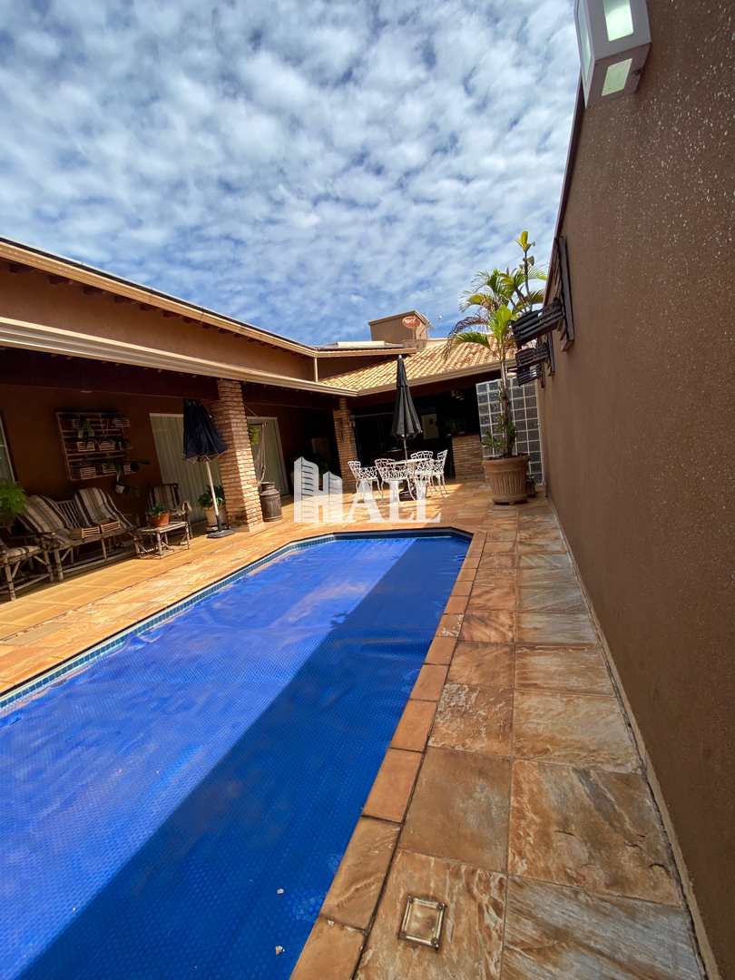 Casa com 3 quartos à venda, 240m² — foto 1 de 29