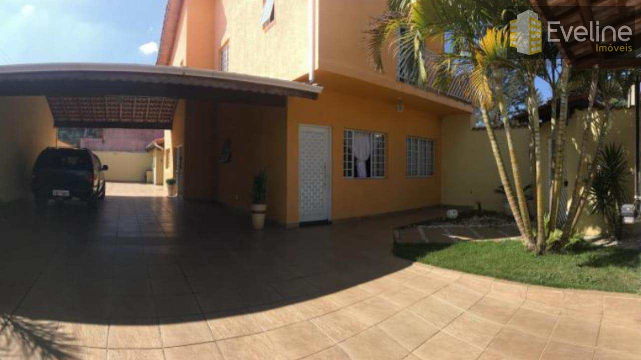 Casa à venda com 3 quartos, 210m² - Foto 1