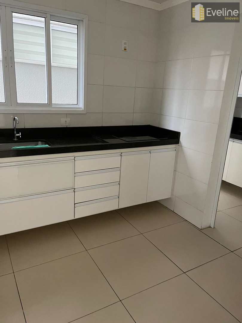 Casa de Condomínio para alugar com 3 quartos, 234m² - Foto 2